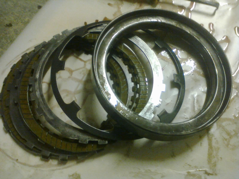 Underneath the 2-4 clutch piston, we find some friction & steel plates...